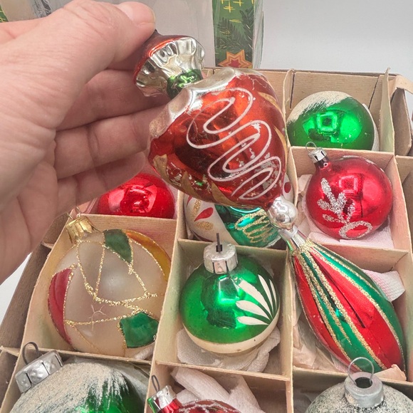 Vintage Glass Christmas Ornaments Set of 12 in Original Box Red Green - Picture 9 of 10